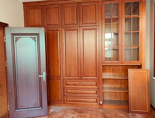 曹妃甸中式家庭装修里定制的实木衣柜效果图